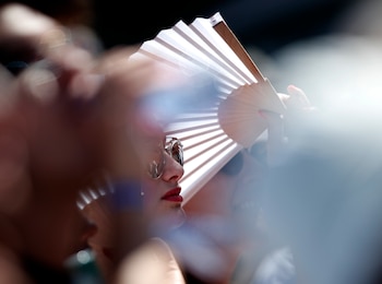 Una espectadora con un abanico