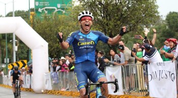 Edgar Cadena, el ciclista mexicano, celebra su victoria en la tercera etapa de la Vuelta de Salamanca, asegurando su segundo título consecutivo