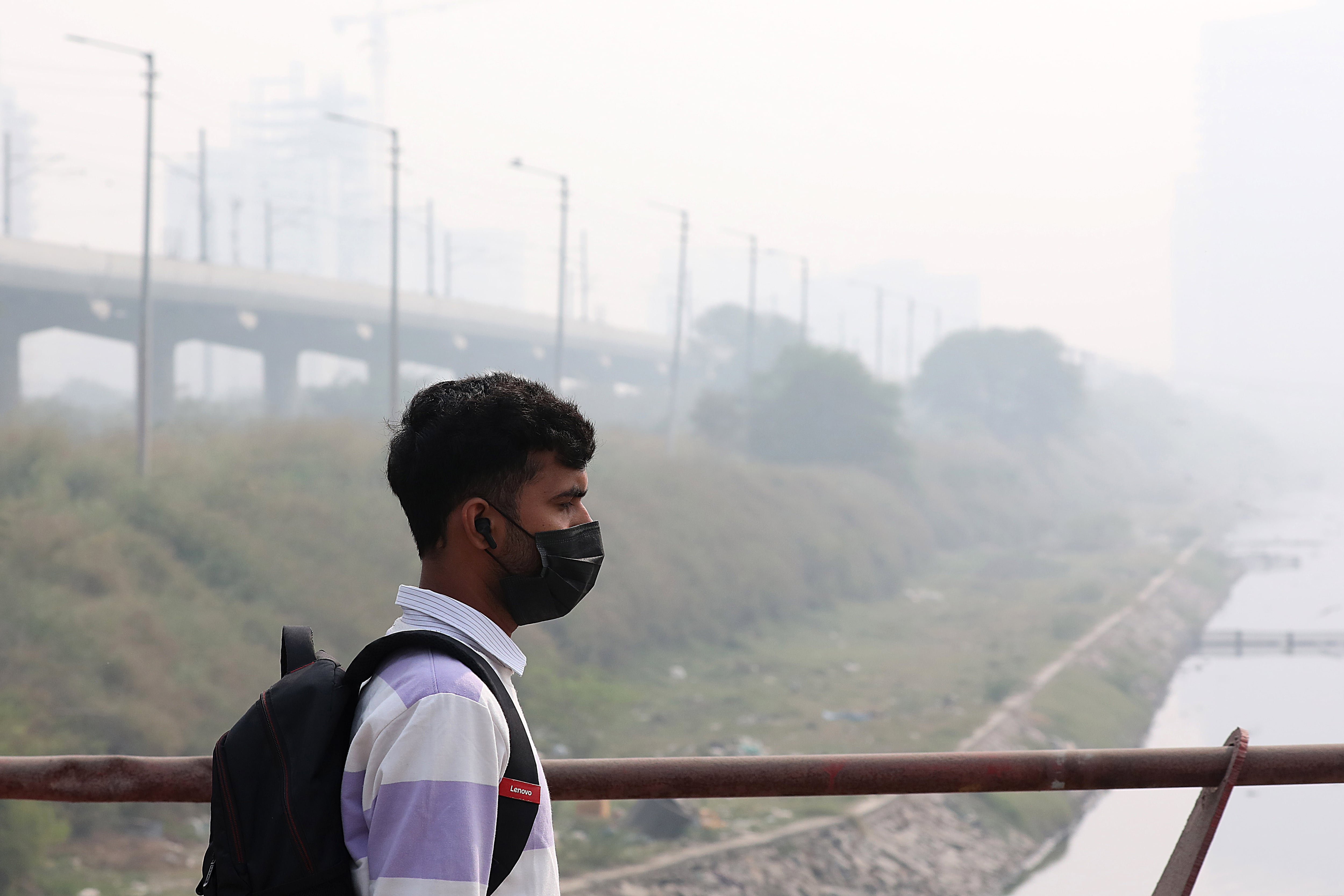 La contaminación extrema detiene por segundo día seguido la vida en Nueva Delhi: caos aéreo y suspensión de clases