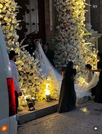 El diseñador francés Stéphane Rolland confeccionó el traje nupcial en sus talleres de París - crédito @regiacol/Instagram