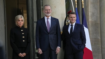 El Rey y Macron visitan