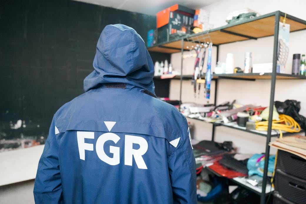 Agentes de la Fiscalía General de la República inspeccionan un local comercial en San Salvador durante los registros por narcotráfico./ (Fiscalía General de la República)