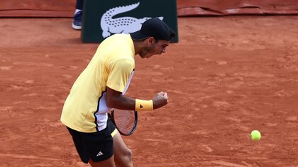 Francisco Cerúndolo ganó el tercer set y está 2-1 al frente contra Novak Djokovic por un lugar en los cuartos de final de Roland Garros
