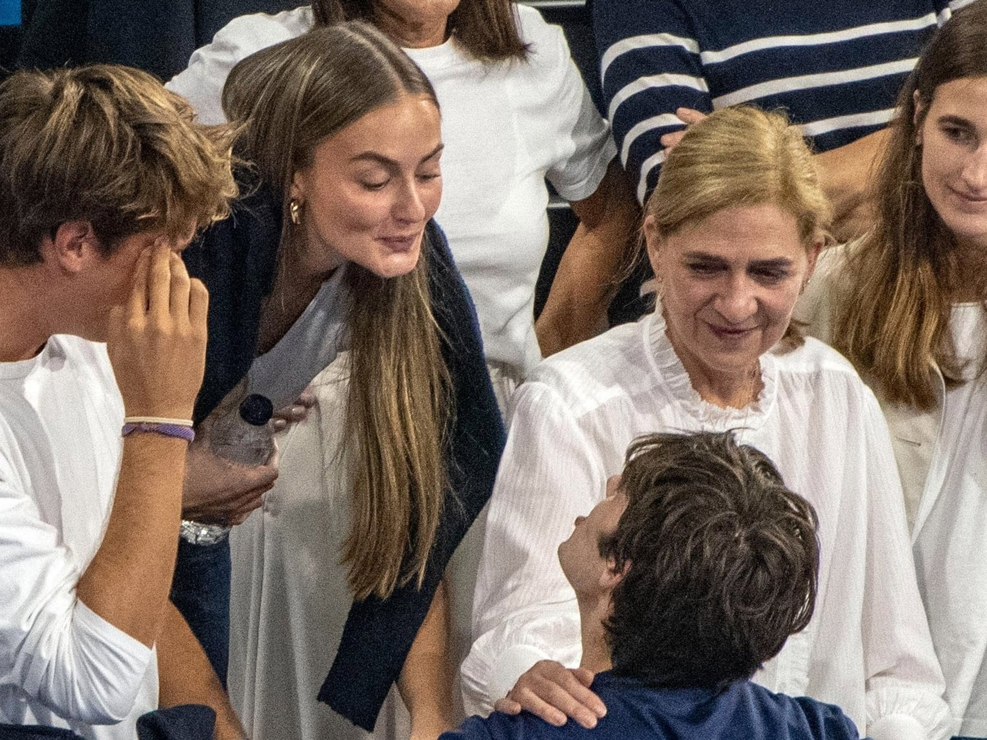 26/08/2026 La infanta Cristina y su nuera, Johanna Zott, juntas y cómplices para arropar a Pablo Urdangarin.
Pablo Urdangarin continúa volcado en su carrera deportiva y cuenta con dos de sus grandes apoyos en cada paso que da sobre la pista: su madre, la infanta Cristina, y su novia, Johanna Zott. El jugador del Fraikin BM Granollers ha afrontado una nueva cita deportiva rodeado del cariño de ambas, que han llegado juntas al polideportivo para seguir desde las gradas el encuentro del joven deportista.
EUROPA ESPAÑA SOCIEDAD