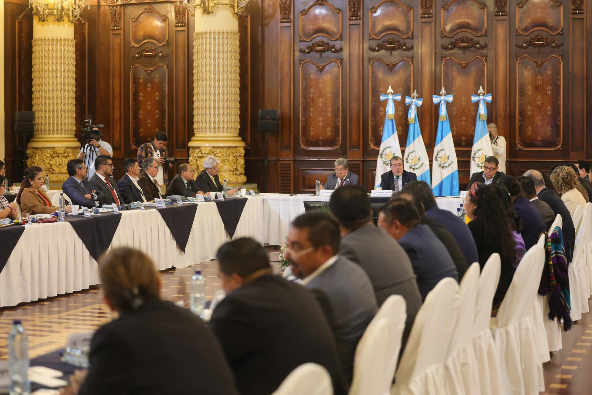 Reunión extraordinaria del CONADUR, en donde se aprobó una ampliación del plazo para que las municipalidades de Guatemala presenten proyectos de inversión pública (fotografía: Agencias de Gobierno)