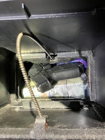 El operativo en 5 Lincoln Ave permitió el decomiso de 10 kilos de cocaína, dos armas de fuego, municiones, un chaleco antibalas y 200.000 dólares en efectivo (@snpnyc)