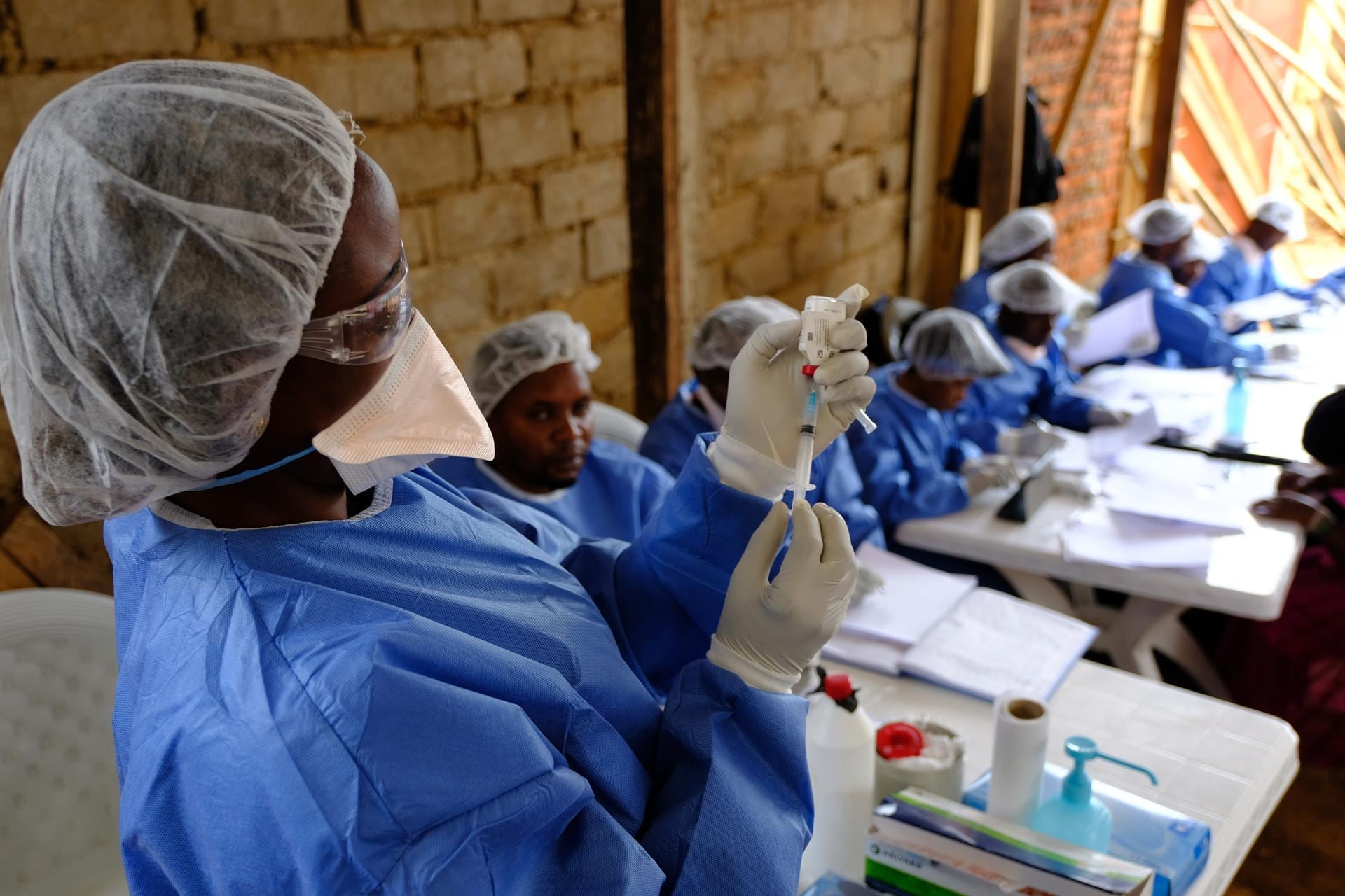 La Organización Mundial de la Salud indicó que el brote se detectó tarde por diagnósticos iniciales confundidos con malaria y fiebre tifoidea, lo que retrasó la respuesta en una región frágil y con carencias sanitarias