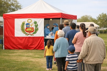 Fila de personas de diferentes edades frente a una carpa de vacunación con el escudo de Perú. Personal médico atiende dentro de la carpa en un campo de pasto.