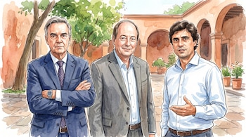 Ilustración en acuarela de tres hombres de pie en un patio con arcos, árboles y plantas en macetas.
