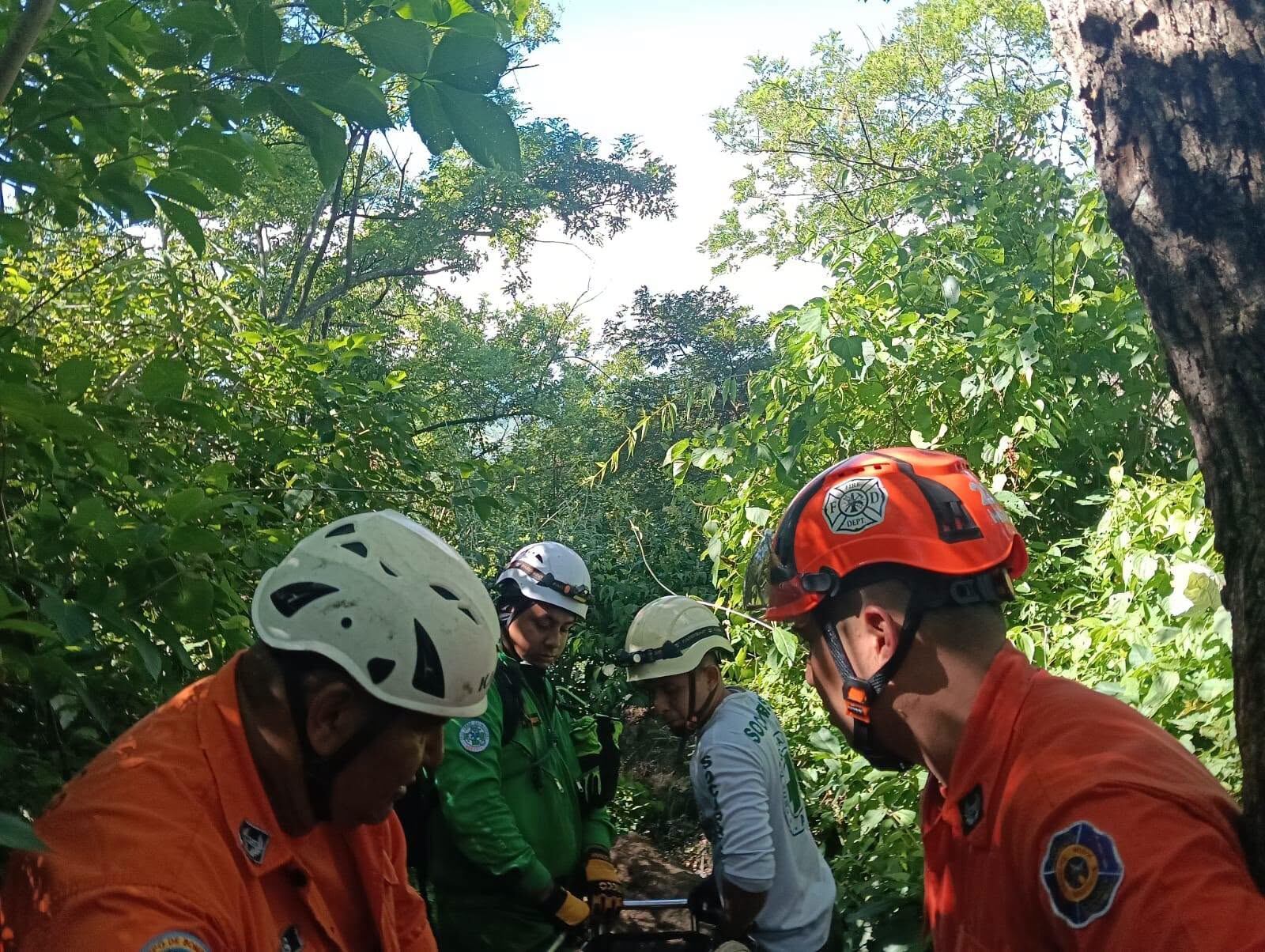 Rescatan a joven en el cerro Tecana mediante drones en El Salvador