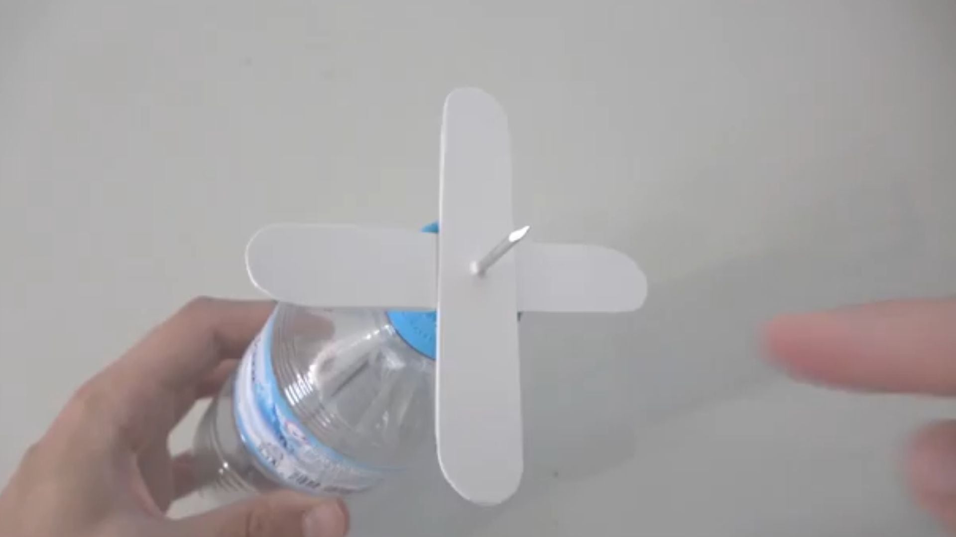Con una botella plástica, una varilla y aspas de cartulina, el diseño casero utiliza un sistema de cuerda para generar aire de forma manual sin requerir baterías.