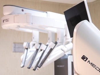 El robot quirúrgico no opera de manera autónoma, sino que funciona como una herramienta que amplía la capacidad del equipo de cirujanos (Hospital Italiano de Buenos Aires)