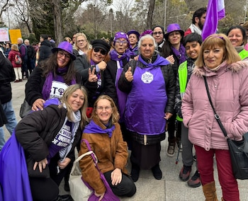 Angelines, con sombrero morado, junto