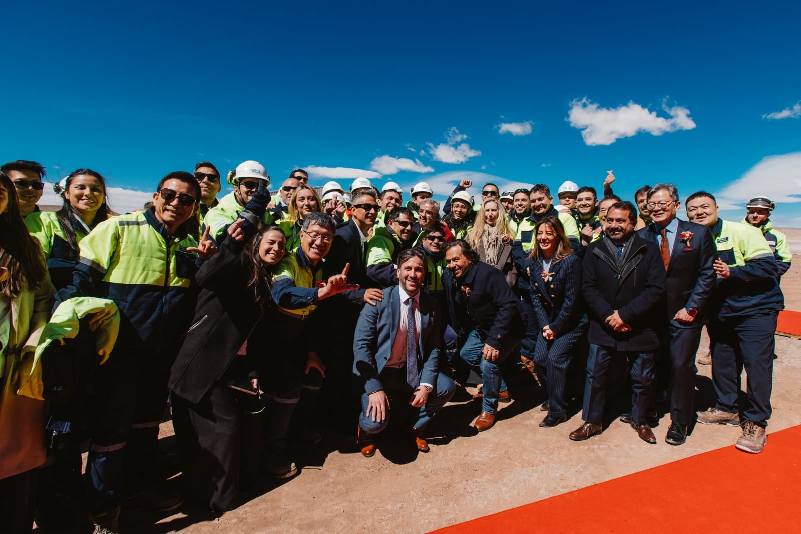 Ejecutivos de una empresa minera surcoreana y autoridades celebran la inauguración de una planta de litio en el límite entre Salta y Catamarca.