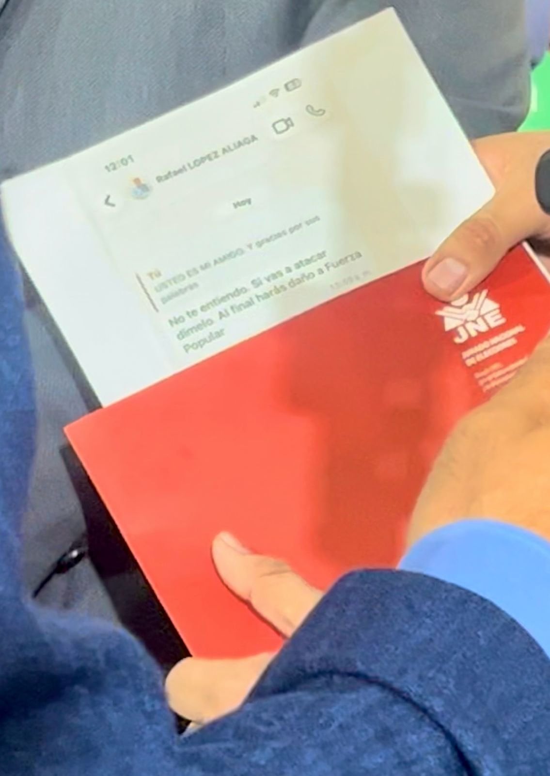 Un documento exhibe una conversación impresa entre Rafael López Aliaga y Samuel Daza previa al debate organizado por el Jurado Nacional de Elecciones.