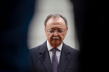 El presidente de Ceuta, Juan Jesús Vivas, atiende a los medios a su salida de la Audiencia Nacional. (EFE / Daniel González)
