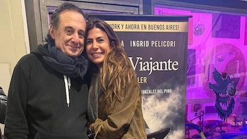 Juliana Awada acompañó a su hermano Alejandro en el estreno de La muerte de un viajante: el abrazo al finalizar la obra
