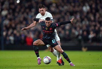 26 January 2024, United Kingdom, London: Manchester City's Phil Foden holds off Tottenham Hotspur's Pierre-Emile Hojbjerg during the Emirates FA Cup fourth round soccer match between Tottenham Hotspur and Manchester City at the Tottenham Hotspur Stadium, London. Photo: Bradley Collyer/PA Wire/dpa