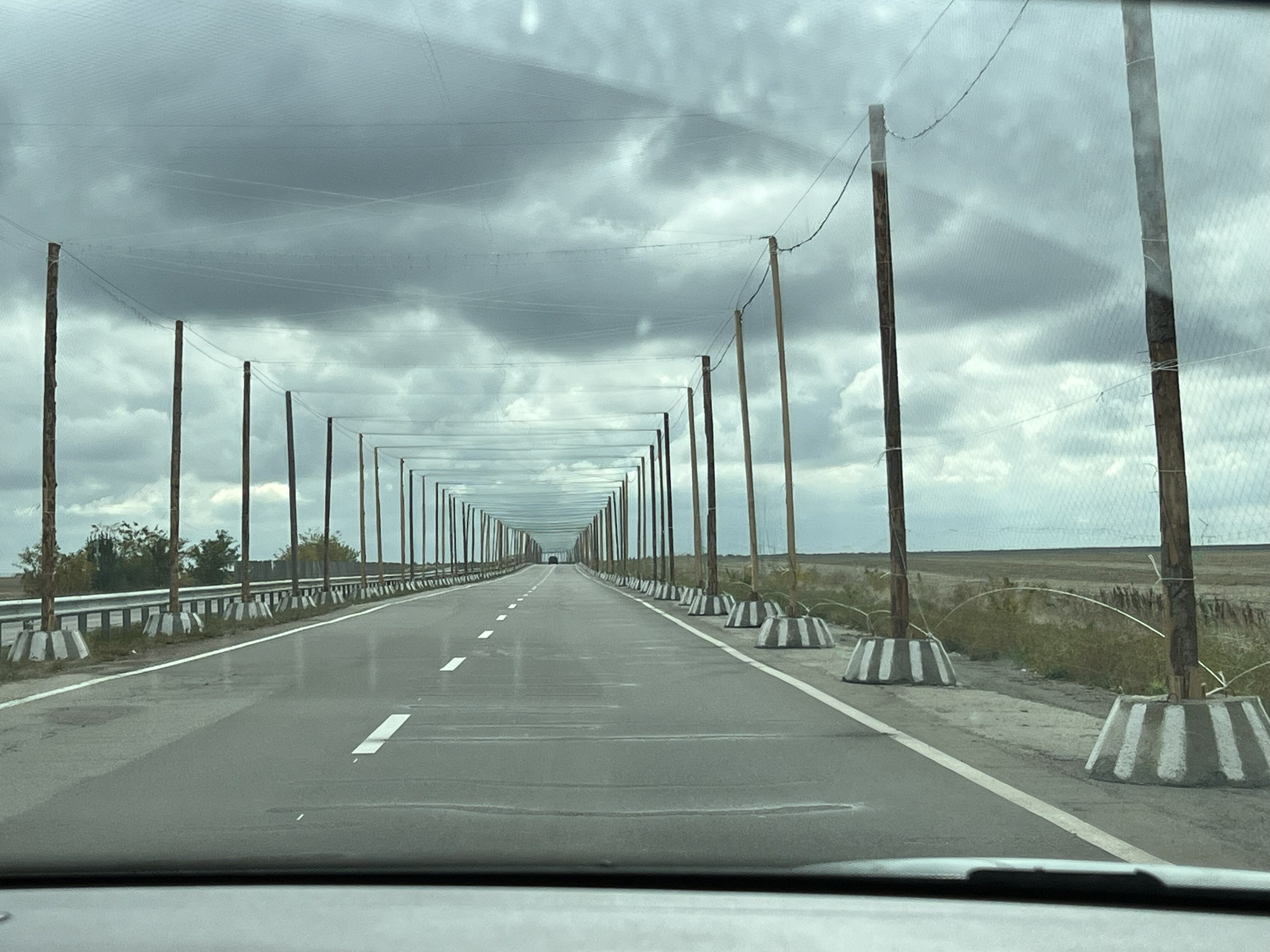 La municipalidad de Kherson cubrió la carretera principal que conduce a la ciudad con redes antidrones. Aunque no salvan vidas, sí enredan a algunos de los drones pequeños. (Nataliya Gumenyuk/The Reckoning Project)