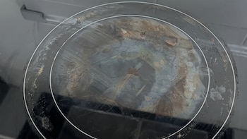 El truco para limpiar las manchas de tu vitrocerámica: solo necesitas hielo y una rasqueta