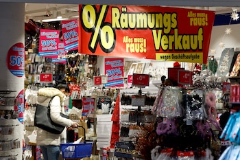 Una pancarta que dice "Liquidación