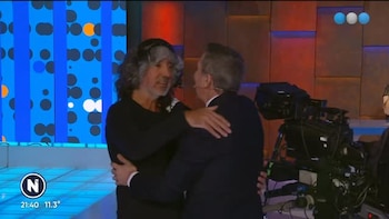 El reconocido conductor junto a su camarógrafo, a quien despidió al final de la emisión del noticieron (Captura de video)