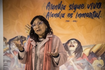 La directora de la exposición