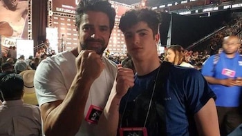 El actor actor junto a