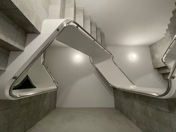 Sorprende por la monumentalidad de algunas de sus creaciones, en las que están muy presentes ascensores, escaleras y cabinas de avión
