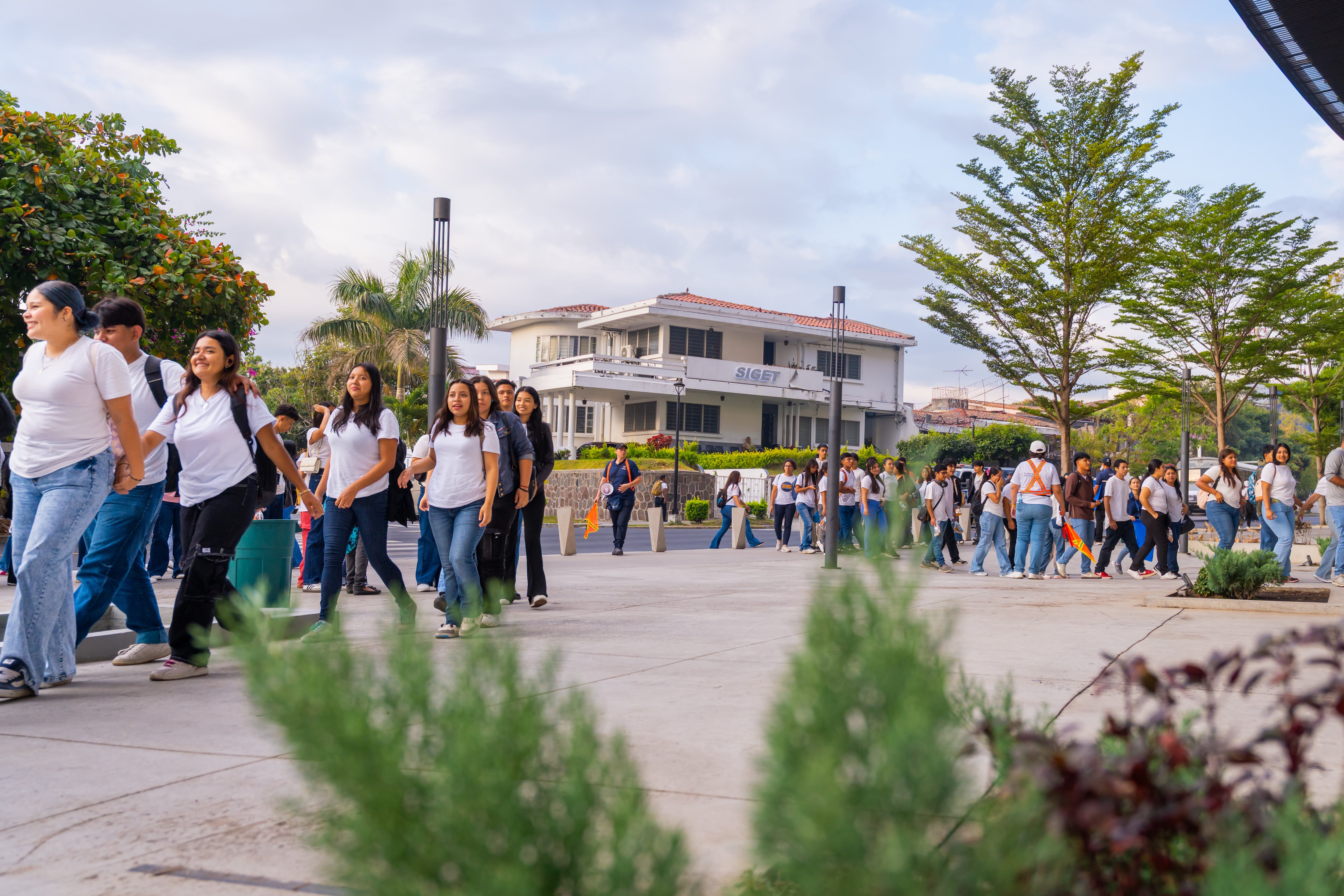 Más de 14 mil jóvenes salvadoreños ya están inscritos como becados universitarios para el ciclo 2027
