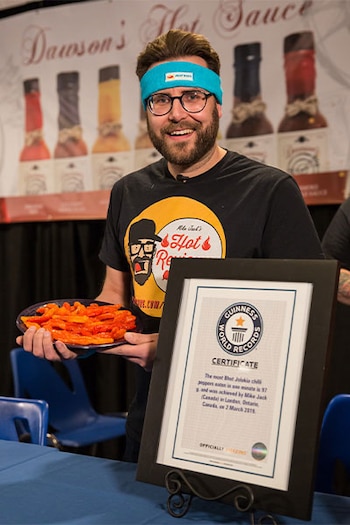 Comió 25 de los chiles más picantes del mundo en tres minutos y rompió un récord Guinness