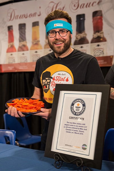 Mike Jack acumula 20 títulos de Guinness World Records y concentra sus desafíos en alimentos compatibles con una dieta vegana (Créditos: Guinness World Records)