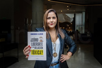 Mujer con cabello castaño y labios rojos, viste chaqueta negra y collar dorado. Sostiene un libro blanco con el título "¿Cómo liberarte de una relación tóxica?". Fondo interior