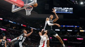 El “Alien” Wembanyama puso en marcha su maquinaria en la NBA: 21 puntos, 12 rebotes y un sinfín de highlights
