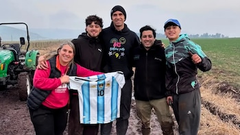 Fue a asistir a una camioneta atascada en el barro y se encontró con el Dibu Martínez: el regalo que le dio el arquero tras la ayuda