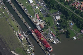 El Canal reducirá su capacidad de 38 a 34 tránsitos diarios desde el 4 de septiembre y posteriormente a 32 cupos. (AP Foto/Matías Delacroix)