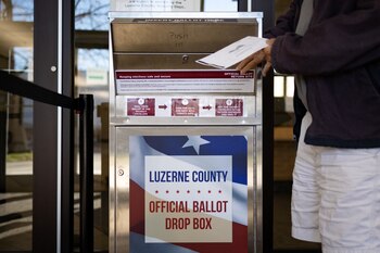 Un residente del condado de Luzerne deposita un voto por correo en Wilkes-Barre, Pensilvania. (REUTERS/Hannah Beier)
