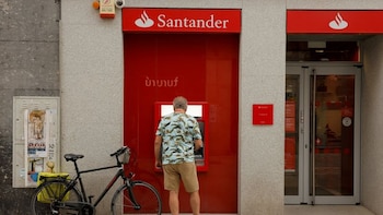 Hacienda podrá embargar el saldo de cuentas con nóminas o pensiones bajas si se mezclan con otros ingresos