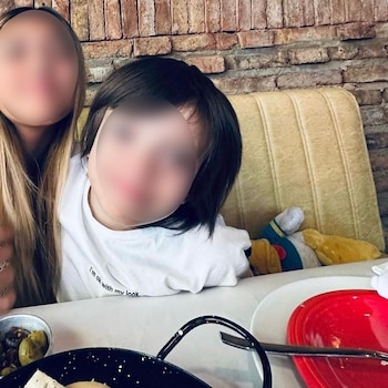 Bautista junto a su hermana