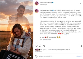 Mujer sentada en un campo al atardecer, sostiene un retrato enmarcado. Detrás de ella, una figura masculina transparente con mano en su hombro. Cielo naranja y campo
