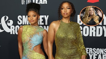 Halle Bailey y Chloe Bailey posan en la alfombra roja. Halle lleva un vestido brillante multicolor, Chloe uno dorado. Un círculo con Beyoncé sonriendo aparece arriba a la derecha