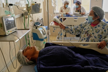 Un paciente permanece internado en el Hospital General Público de La Paz mientras los bloqueos dificultan el abastecimiento de oxígeno y otros suministros esenciales (AP)
