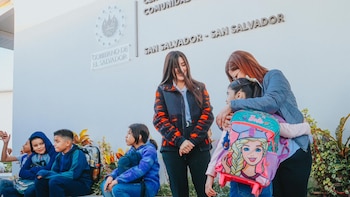 El Ministerio de Educación de El Salvador distribuye paquetes escolares y equipo tecnológico a 1.2 millones de estudiantes en el país. Foto cortesía Secretaría de Prensa