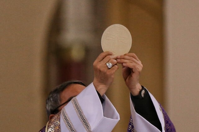 En la teología católica la excomunión no rompe el vínculo con Dios: suspende la vida sacramental pero no cancela la posibilidad de la gracia (Colprensa)