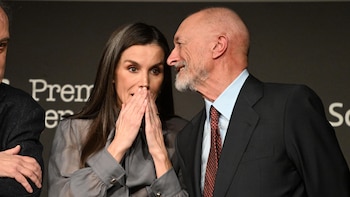 La reina Letizia bromea con