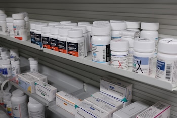 Medicamentos de uso frecuente pueden costar significativamente más en Costa Rica que en otros países latinoamericanos, según comparaciones regionales. (AP Foto/John Hanna)