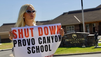 Utah revoca la licencia del internado donde Paris Hilton denunció abusos durante su adolescencia
