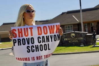 El campus de Springville dispone de 15 días para solicitar una audiencia ante el Departamento de Salud y Servicios Humanos tras la revocación de la licencia (AP/Hannah Schoenbaum).