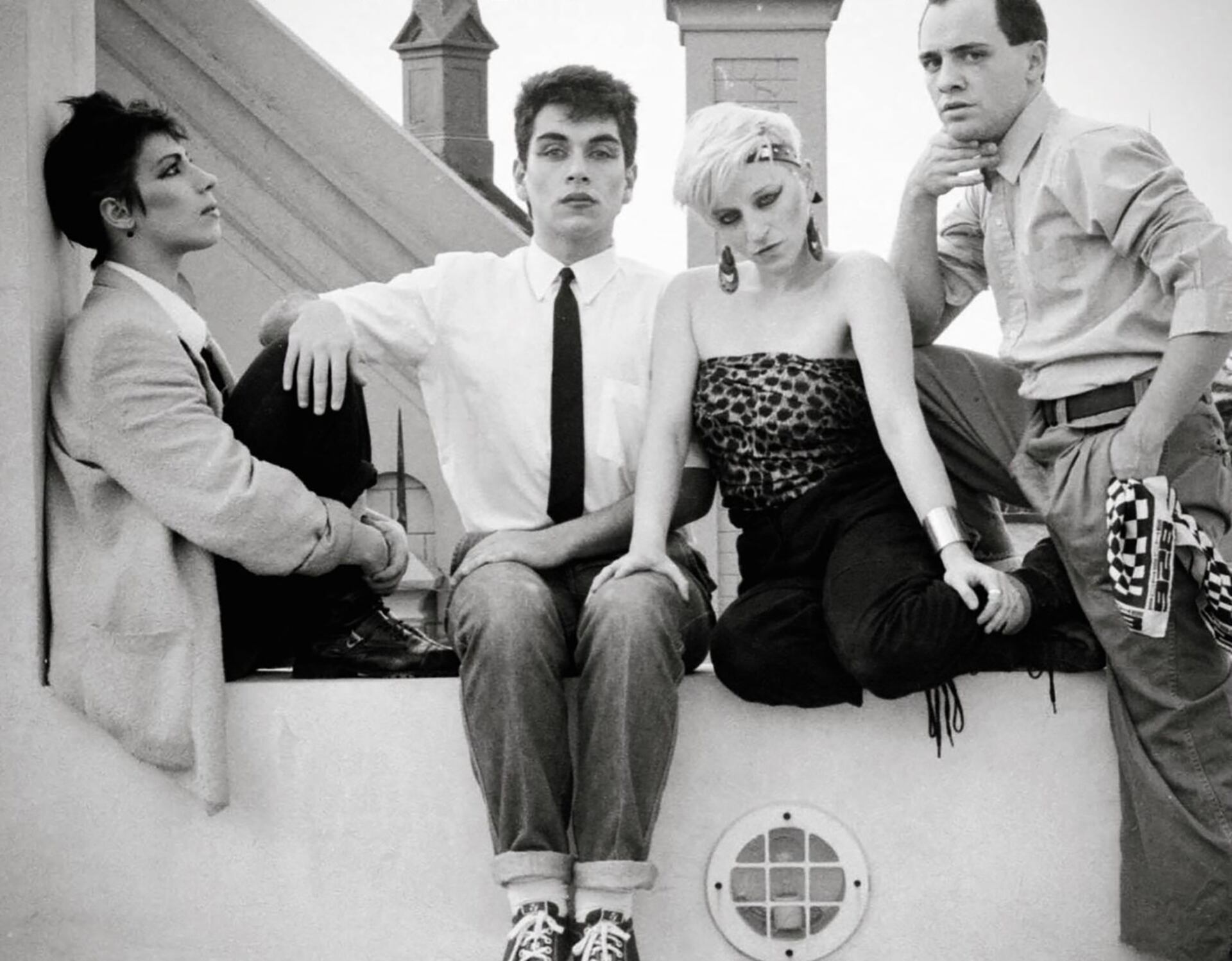 Divina Gloria y algunos de los miembros del icónico grupo de teatro under “Los Peinados Yoli”, en 1984