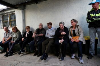 Gente espera para emitir sus